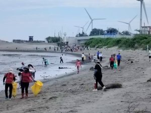 三河分署與大安區公所聯合淨灘 織就蔚藍海岸守護網