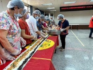 大安區農會以飛天豬食材供39位長輩體驗製作350公分巨無霸壽司捲