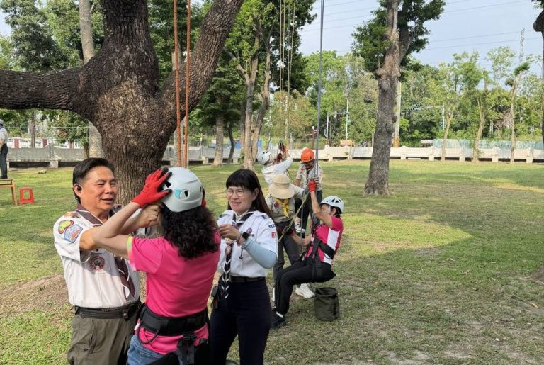 嘉義市警局攜手玉山銀行、童軍會 邀長輩體驗「樹攀」活動提升識詐免疫力
