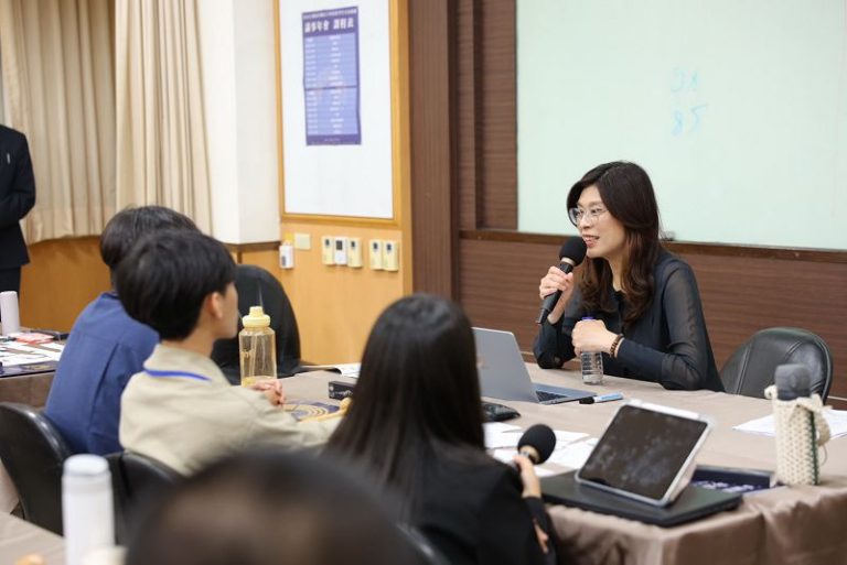 鄭麗文勉學生：民主是說服與被說服的過程