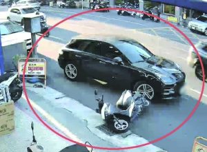 駕保時捷橫撞機車逃逸 女稱：急著就醫