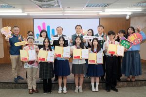 黃偉哲表揚台新青少年志工菁英獎得主