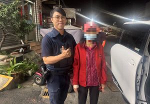 8旬婦代步車沒電迷途 豐警助返家