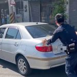 車拋錨受困路中 豐警合力推車暖解圍