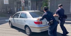 車拋錨受困路中 豐警合力推車暖解圍