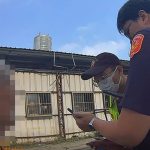 八旬翁體力不支坐地上 潭北警助返家