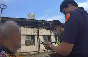 八旬翁體力不支坐地上 潭北警助返家