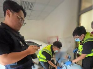 婦人樓梯間不慎跌倒 大雅警即時協助送醫