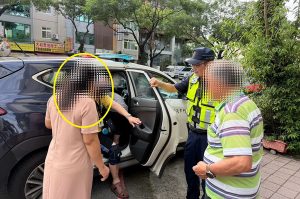 男突發不適癱坐路邊 頭家警暖載返家