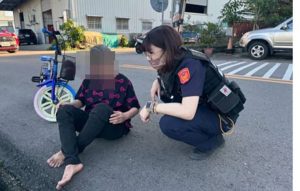 迷途婦癱坐路邊 潭子暖警即刻救援送醫