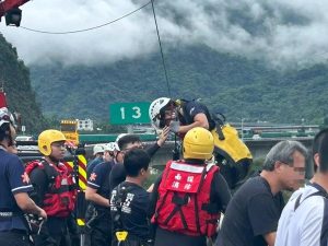 南投烏溪暴漲3人受困 消防國道上垂降救人