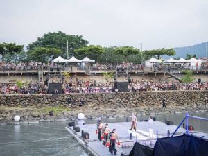 神級火舞炸裂水上舞台 水里破萬人爭睹