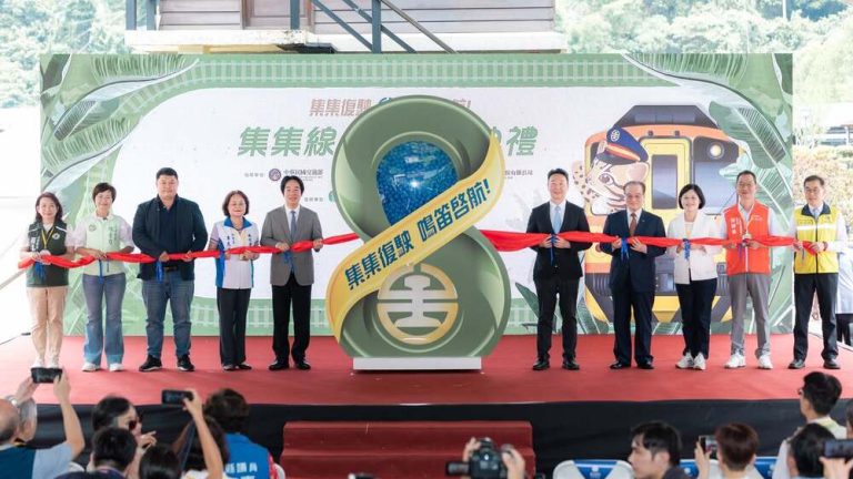 台鐵集集支線通車 總統啟航車埕彩繪專列