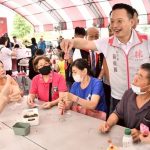 褒忠祠千人體驗手做香包 蘇俊賓與民眾互動熱絡
