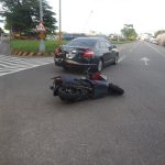 搶黃燈肇事 女開車與機車擦撞