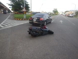 搶黃燈肇事 女開車與機車擦撞
