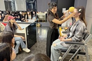 回母校弘光科大 女神御用彩妝師陳意潔 傳授「減齡彩妝」