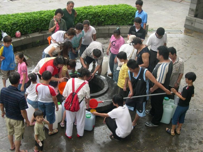 端午將至 民眾準備瘋搶鐵砧山「劍井」午時水