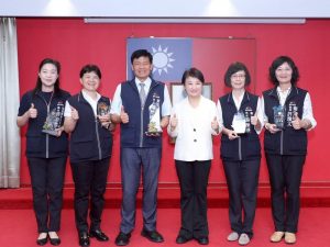 獲中央業務考評第一 中市衛生局將獎牌獻市長