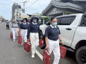 志工深入屏東五大災區 百歲長者膚慰化解陰霾