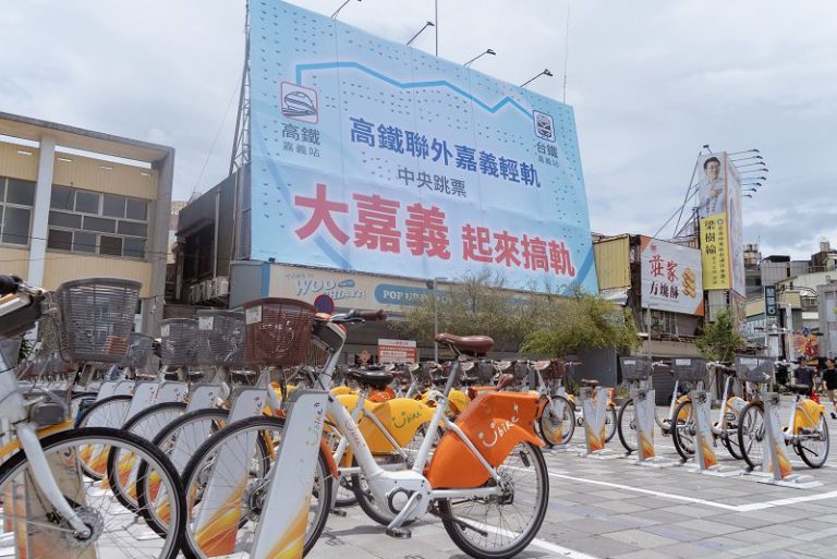 「大嘉義起來搞軌」看板引熱議 黃敏惠爭取「嘉義臺鐵-高鐵聯外軌道運輸」