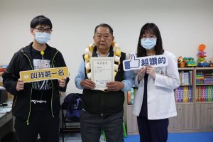 中風患者小學肄業渴望畢業 復健後治療師助圓夢