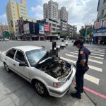兩度失敗不放棄 暖心民權警徒手推車送修解危機