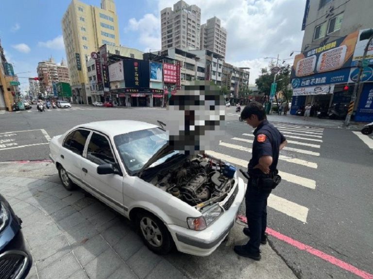 兩度失敗不放棄 暖心民權警徒手推車送修解危機