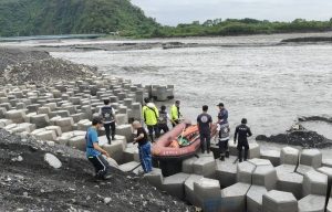 六龜濁口溪河水暴漲2工人受困沙洲 高屏消防聯手成功救援