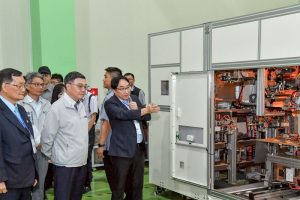 卓揆到台中旭東機械公司參訪 與AI機器人產業業者交流座談