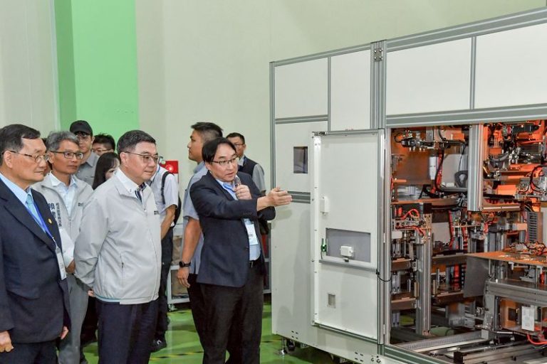 卓揆到台中旭東機械公司參訪 與AI機器人產業業者交流座談