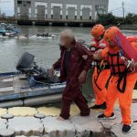 七股民眾落海 海巡救援成功
