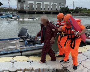 七股民眾落海 海巡救援成功