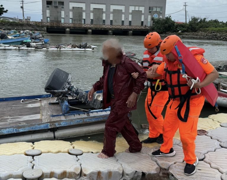 七股民眾落海 海巡救援成功