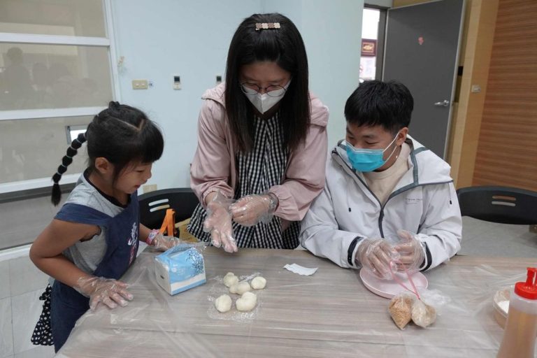 嘉義家扶親職據點推動優質親子陪伴、親子共做麻糬找回互動溫度