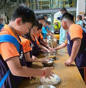 永安國小學童走進碾米廠認識安泉米的家