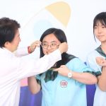 盧秀燕為市長獎合影學生整理儀容 歡笑聲中共享榮耀時刻