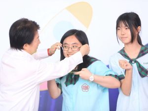 盧秀燕為市長獎合影學生整理儀容 歡笑聲中共享榮耀時刻