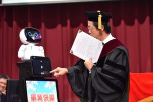 居仁國中畢業典禮校長與機器人聯合致詞