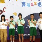 盧秀燕與市長獎畢業生開心合影