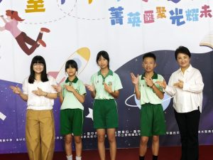 盧秀燕與市長獎畢業生開心合影