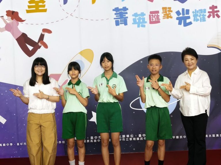 盧秀燕與市長獎畢業生開心合影