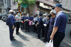 志工清空囤積屋 助失聰癱瘓婦重獲新生