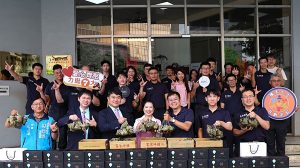 林霈涵攜地方企業贈愛心粽感謝消防弟兄