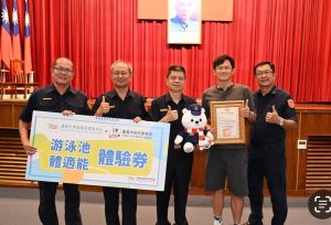 嘉義市東區國民運動中心、嘉義市北回慢跑協會致贈體驗券慰勉嘉市警辛勞