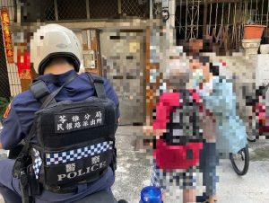 民權暖警化身導航員　陪迷途婦一步一步回家