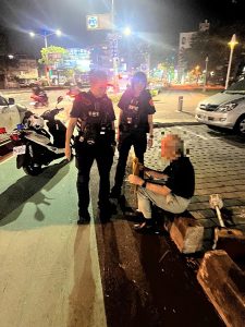 翁跌倒流血 凱旋警聞聲火速伸援