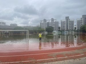 清水國小操場淹成泳池 楊典忠盼速排積水