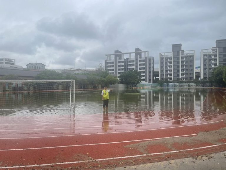 清水國小操場淹成泳池 楊典忠盼速排積水