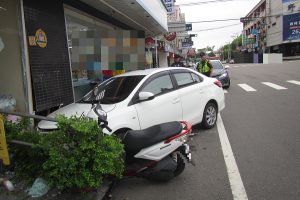 男開車迴轉誤踩油門撞向超商釀1人傷